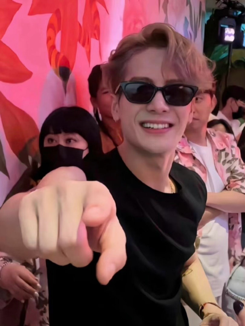 王嘉尔当明星在澡堂遇到粉丝潜水不好笑就露宿街头 宋木子讲这段的时候，旁边的嘉宾笑