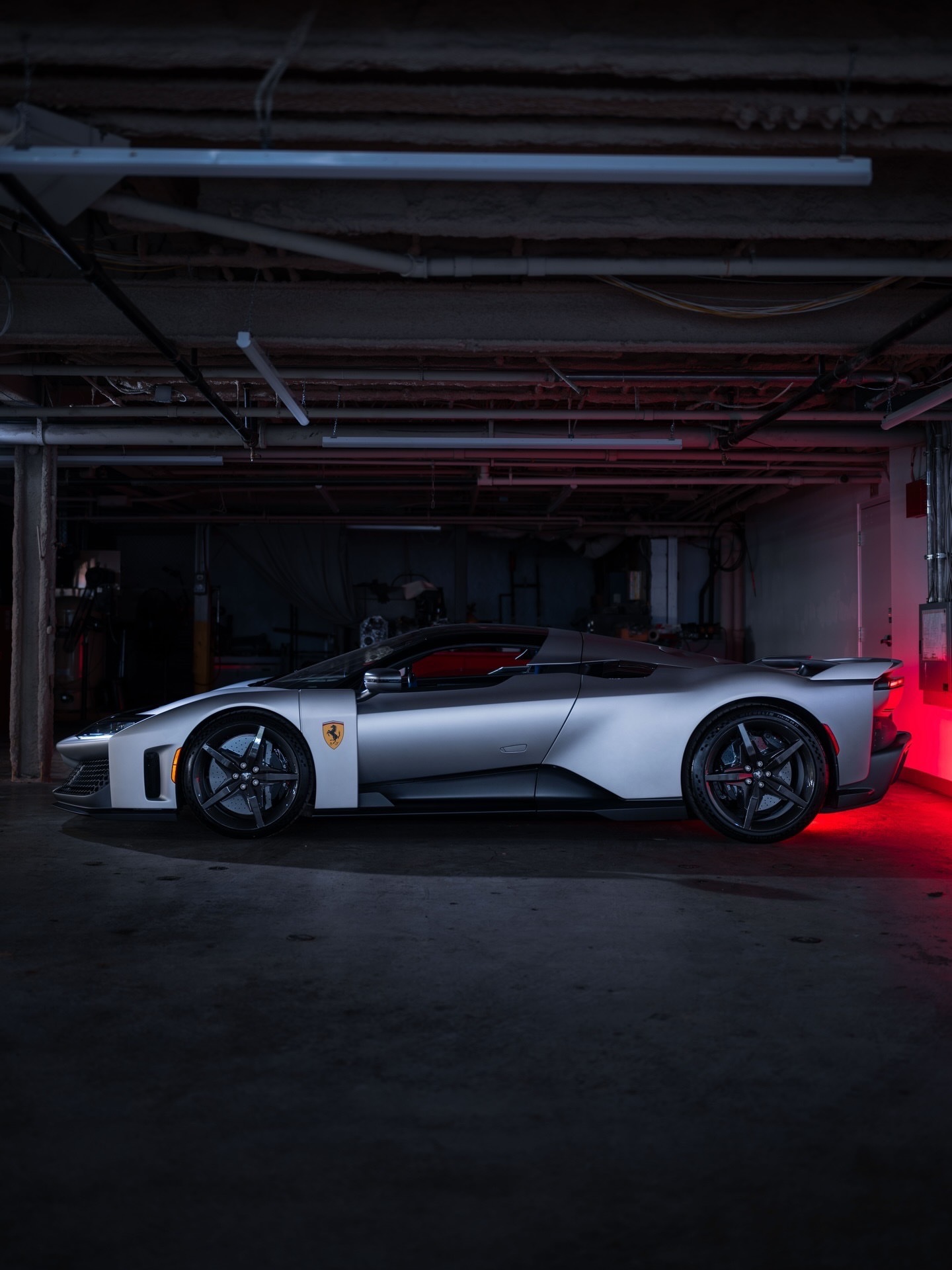 从赛道本能到公路形态。FerrariF80，法拉利工厂有史以来最强大的公路跑车。