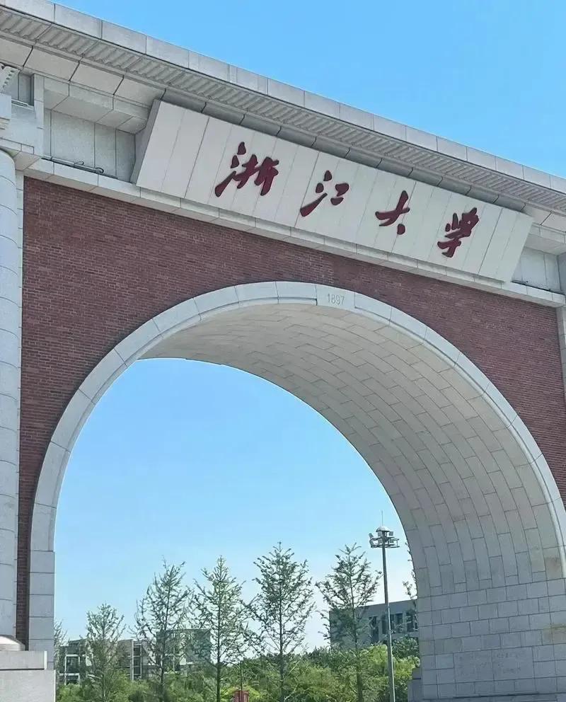 26岁当浙大博导？当我们都没上过学吗？背景刺痛普通人神经！
别被26岁“博导”这