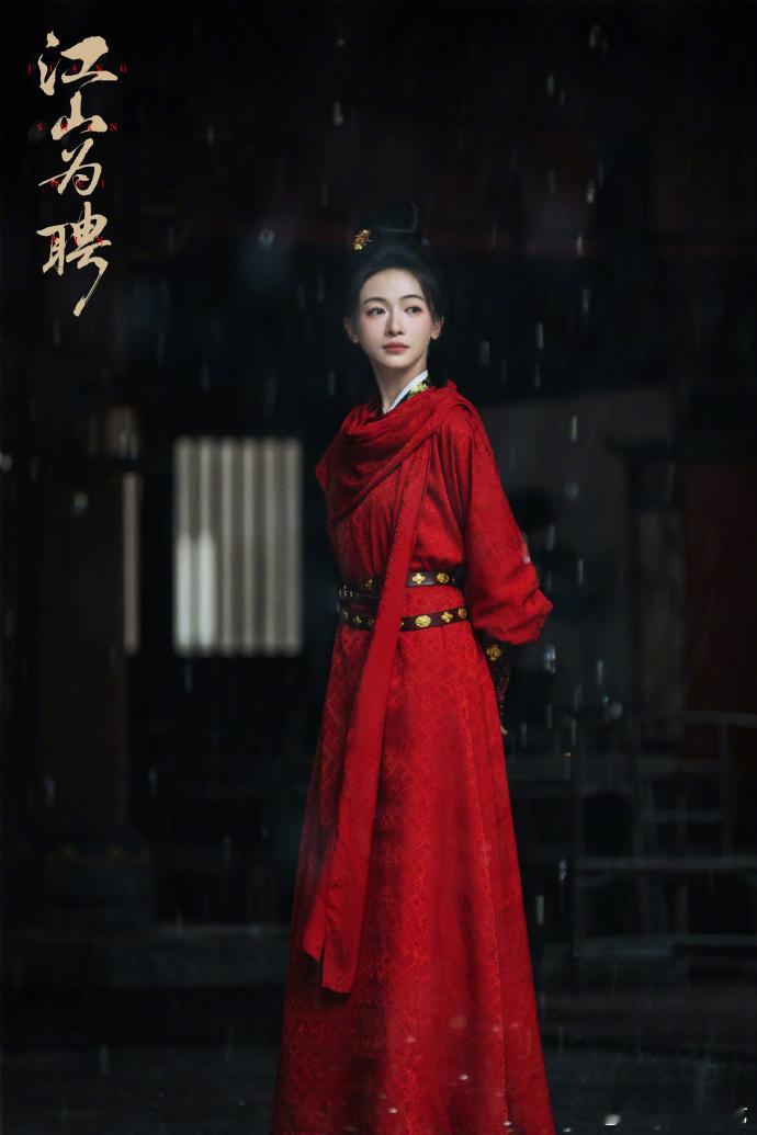 于正晒吴谨言新剧海报  孟廷辉红衣古装的氛围感直接拉满了呀，看到于正晒吴谨言新剧