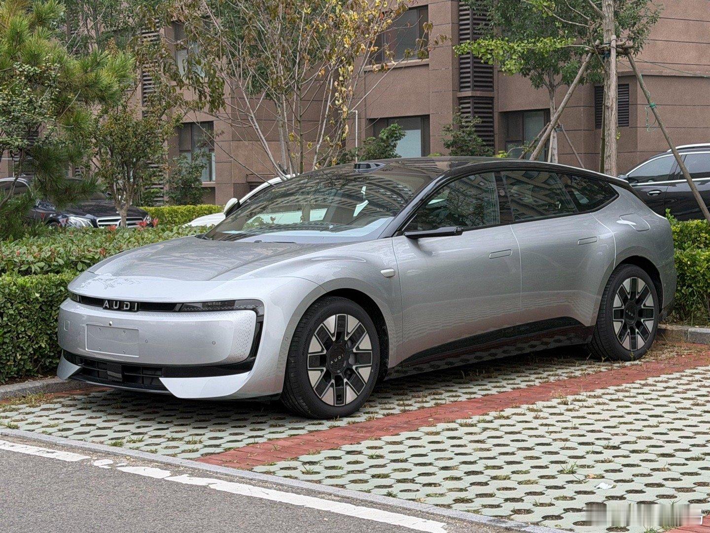 我们小区停了一辆奥迪E5 Sportback，我觉得AUDI字母标挺好，会让人第