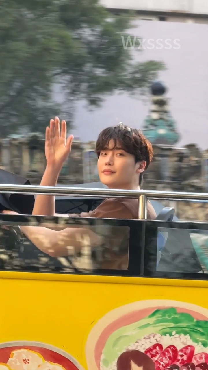 李钟硕一拍戏就回春  李钟硕坐观光巴士  李钟硕坐观光巴士，少年感绝了，李钟硕一