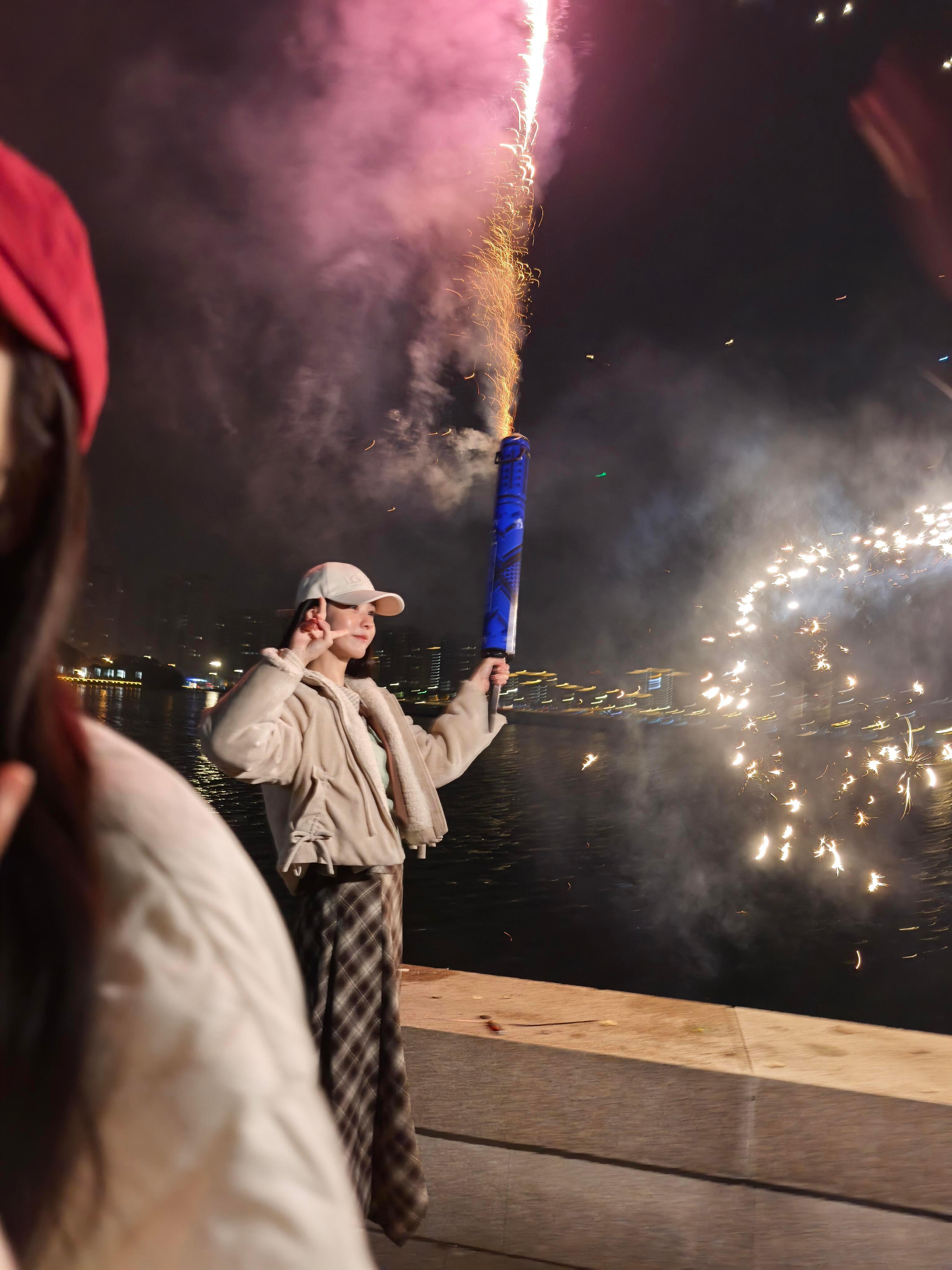 好幸运啊偶遇陈都灵放烟花陈都灵放了一小时烟花