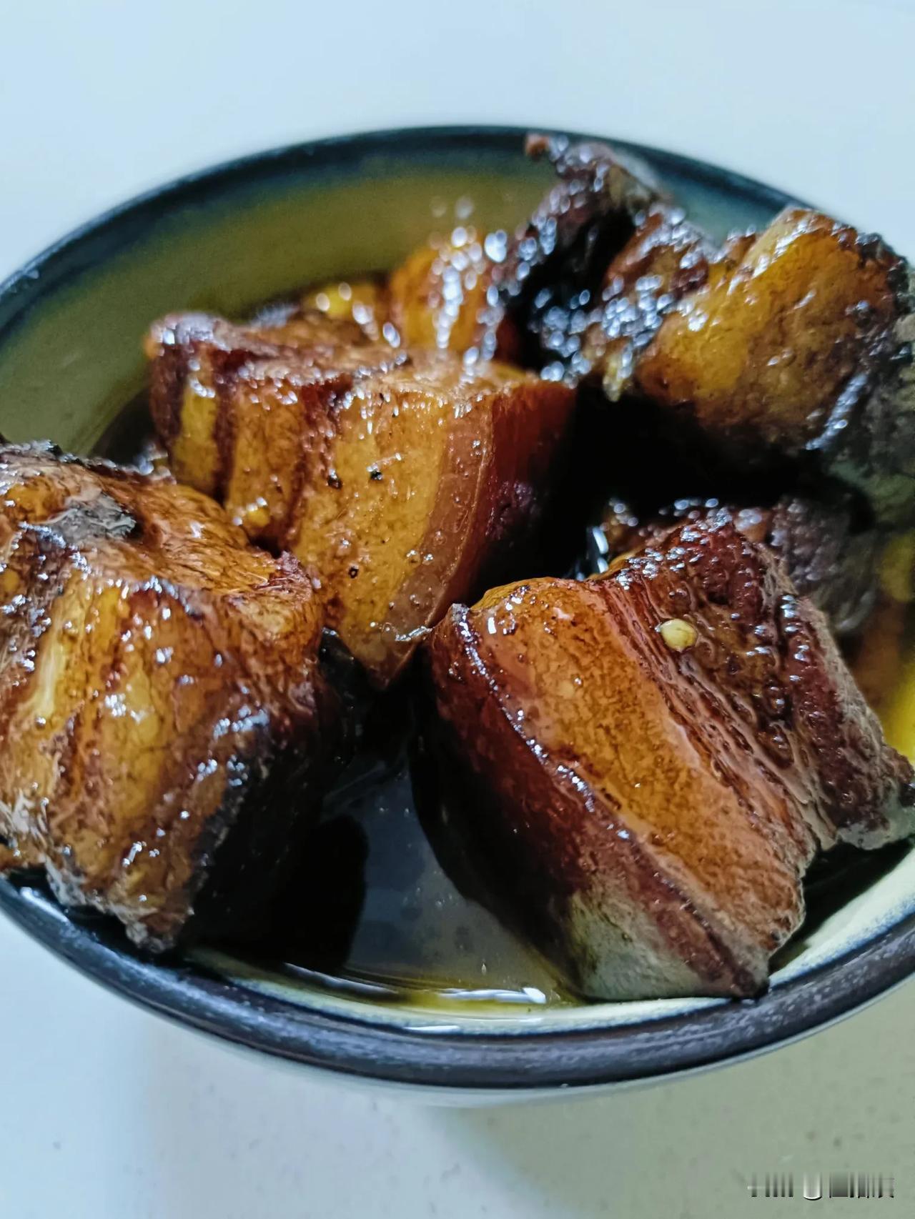 这个老女婿，真的是孝顺，百里挑一应该没问题。
今天煮了一碗红烧肉，肥而不腻，入口