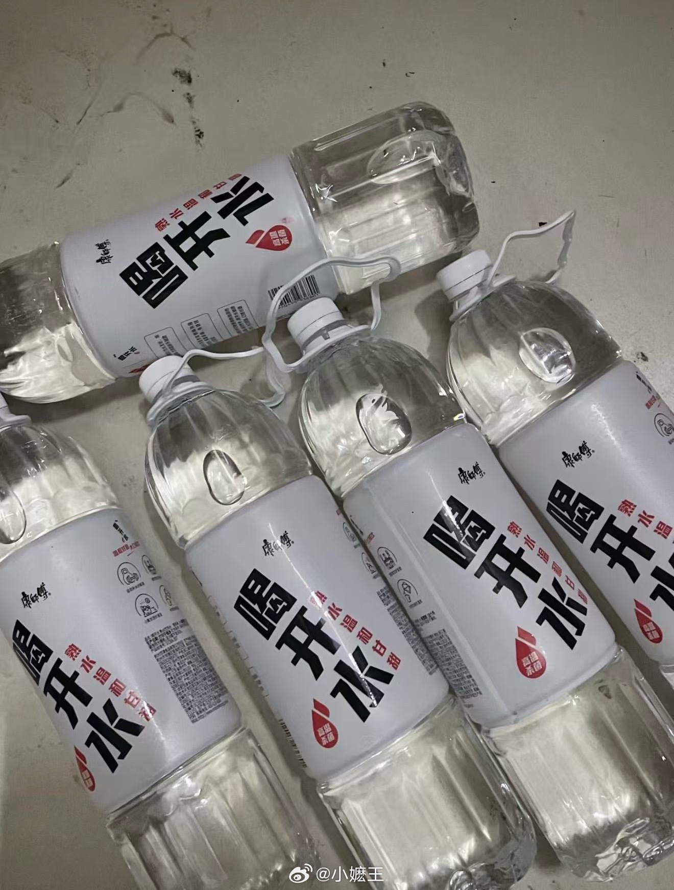 只喝水不喝饮料的朋友重温问心2被暖心小太阳狠狠圈粉，温柔叮嘱林医生多喝开水。康师