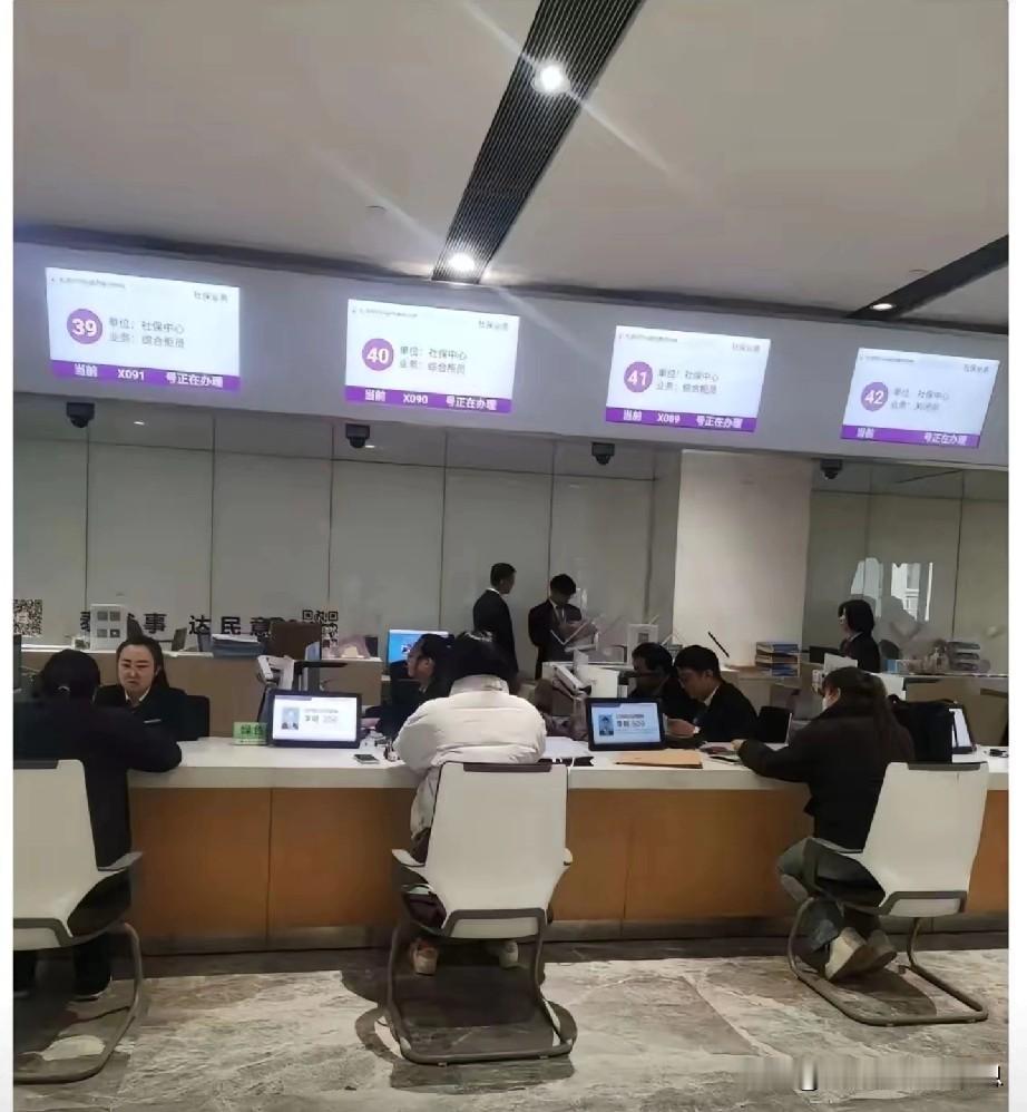 朋友说的很对，社保这事儿要早交，或者根据自己的经济状况去选择适合自己的社保，而不