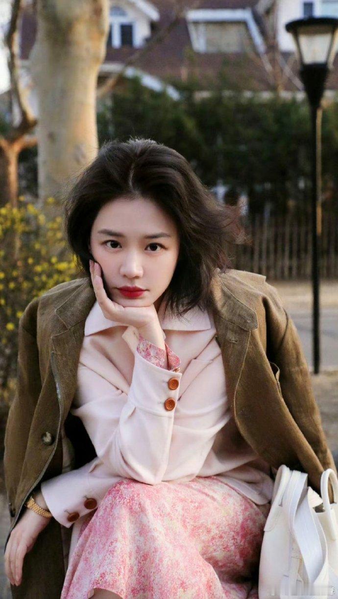 马思纯自评2025是绽放的一年 确实如此！综艺里她像颗跳跳糖，活动上又成了优雅的