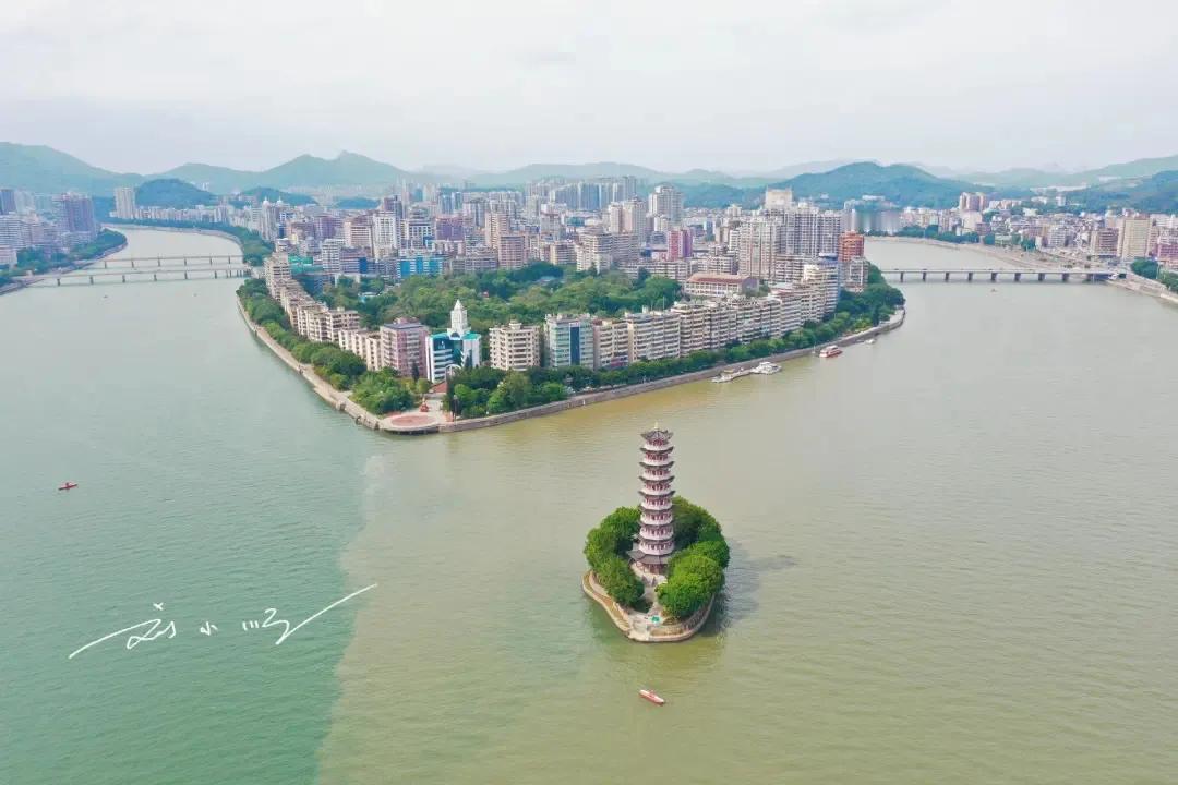 韶关位于广东省北部，是“广东省面积第二大”的城市，其面积仅次于清远，而且，韶关旅