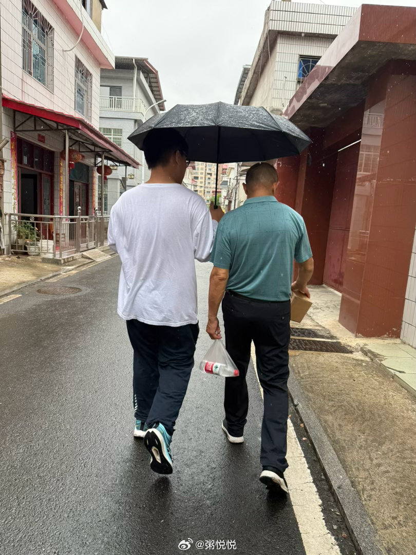 我跟我妈在主卧，一人睡一张床，躺着聊天。我妈咳了几声，我爸在隔壁听见了，立马走过