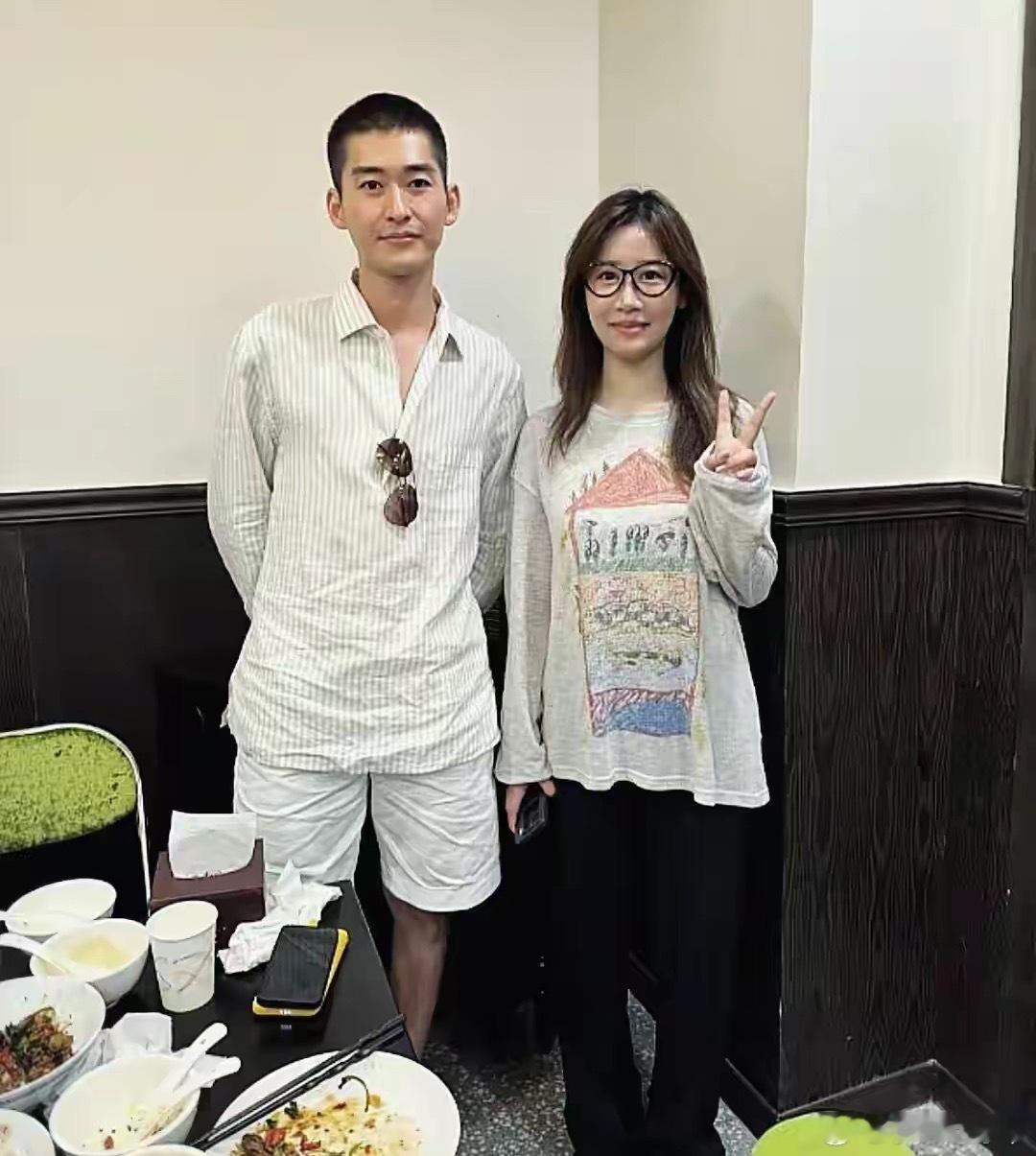 张翰在上海吃饭被偶遇，减肥后身材变得很有型，摆脱油腻后很帅气！！！ ​​​