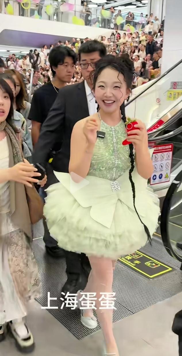 辣目洋子瘦了，
现在的她特别迷人，
瘦下来的她多了份精致。

近照身形单薄、锁骨