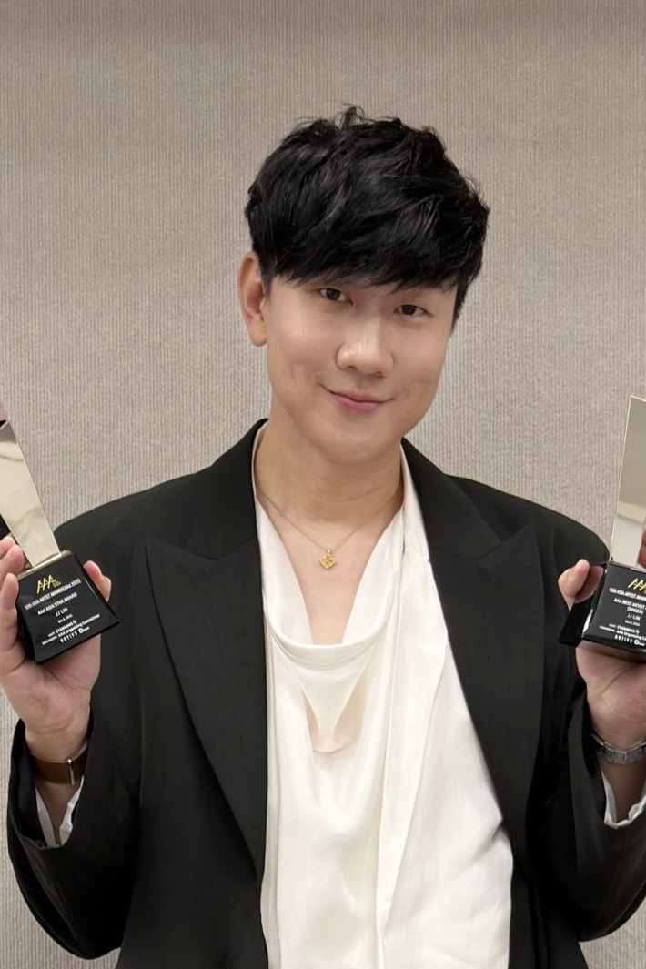 要哭了。这时隔2年的同款🥹🥹🥹不管颜色看不清就是一个色这该死的审美