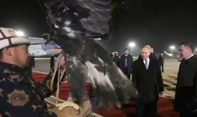 昨天晚上普京的专机刚在吉尔吉斯斯坦落地，机场这阵仗直接给网友看傻了，这哪是迎接领