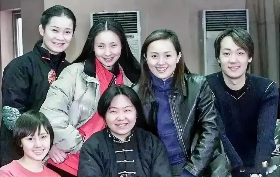 他们都是如今最活跃的演员，她们不仅演技好而且还出自同一班的同学，照片中还有一对男