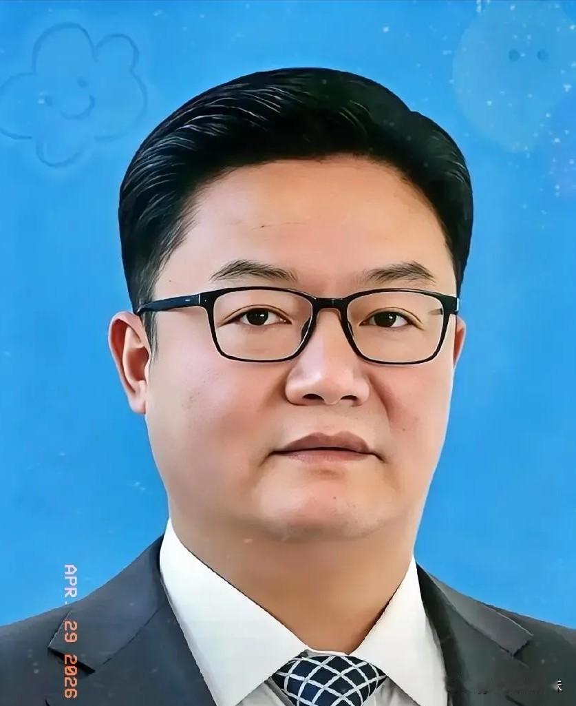 大半夜的，四川那边爆了个大雷。66岁的罗凉清被查了。这岁数本该在公园遛鸟，结果摊