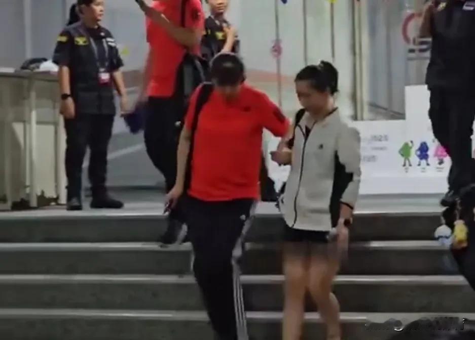 赖亚文与女排队员情同母女。中国女排从清迈抵达曼谷后即投入训练，直至夜幕降临才结束
