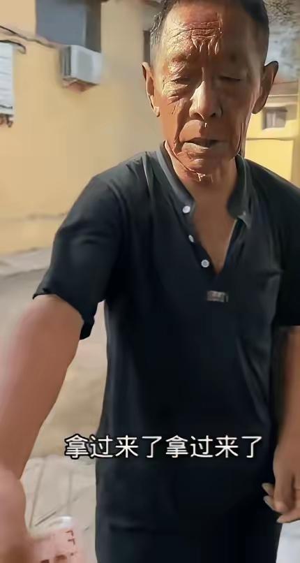 破防了！合肥66岁爷爷丧子十年，儿媳改嫁仍默默送钱，看完真的泪目！

”安徽合肥