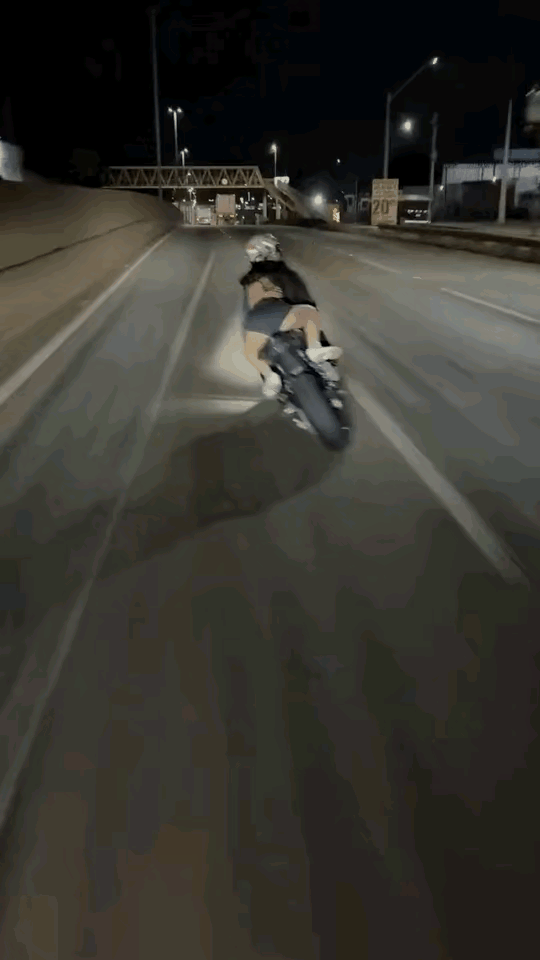 我不懂年轻人的心理，这样骑是为了获得什么？