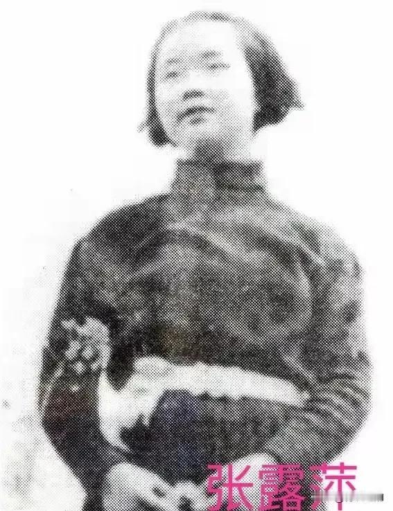 1941年，贵州息烽集中营。监狱长一脸淫笑，解开衣扣，扑向一年轻漂亮的女囚。
哪