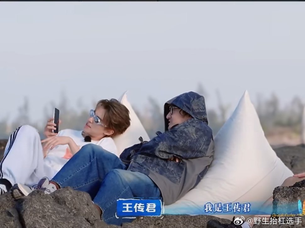 王鹤棣打电话秒变乖孙王鹤棣给奶奶打电话叮嘱少干点活，注意身体不要累到，酷boy秒