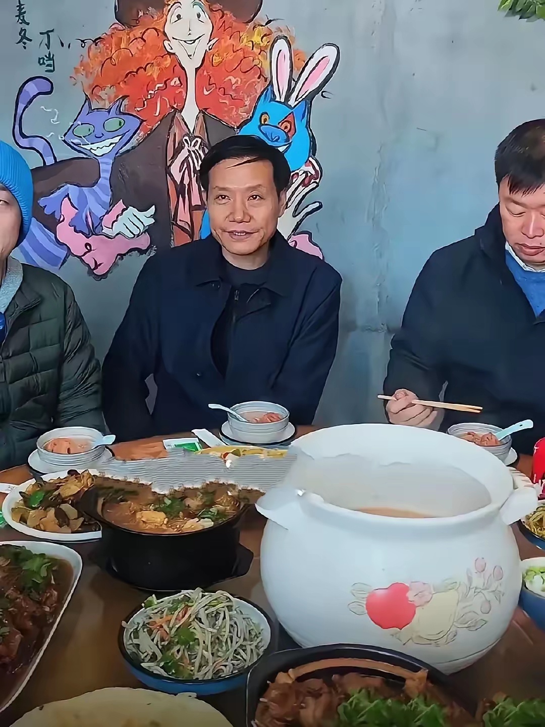 身价过亿却不讲排场，饿了就吃一顿农家饭菜，没有美酒佳肴，没有前呼后拥，这才是接地