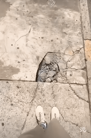 石块掉下去 砸到人咋办！[捂脸]