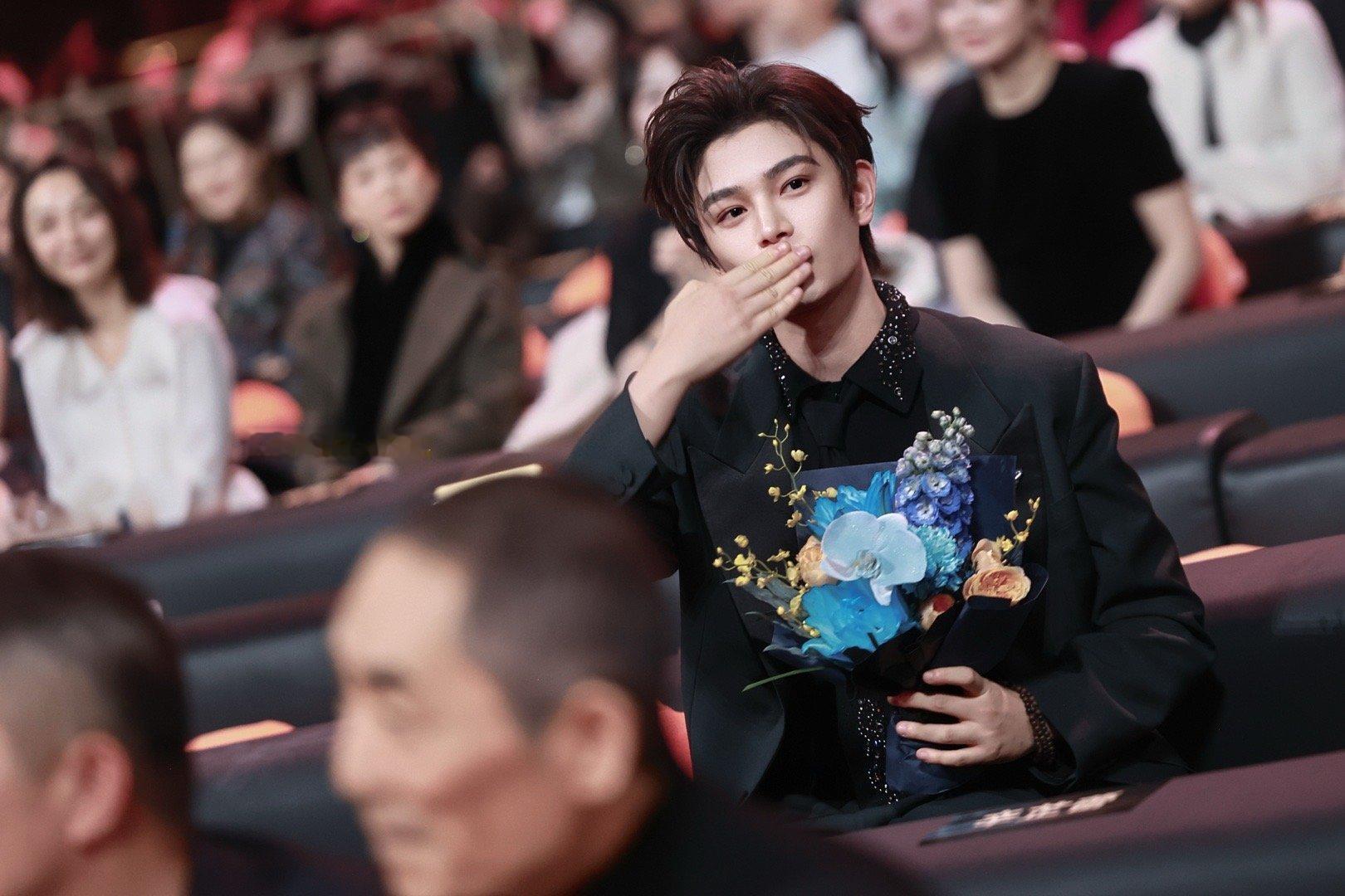 丁禹兮车银优同款饭撒不管同款，不同款我关注的只有丁禹兮，我喜欢他一系列的饭撒，请