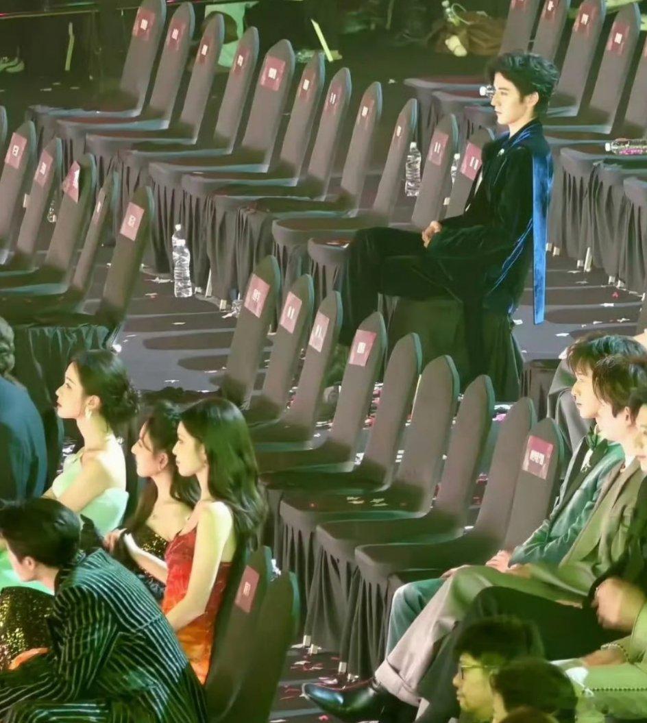 王弘毅这态度是真没话说，很尊重主办方和平台了，虽然没有一个奖但坐到了最后，没关系