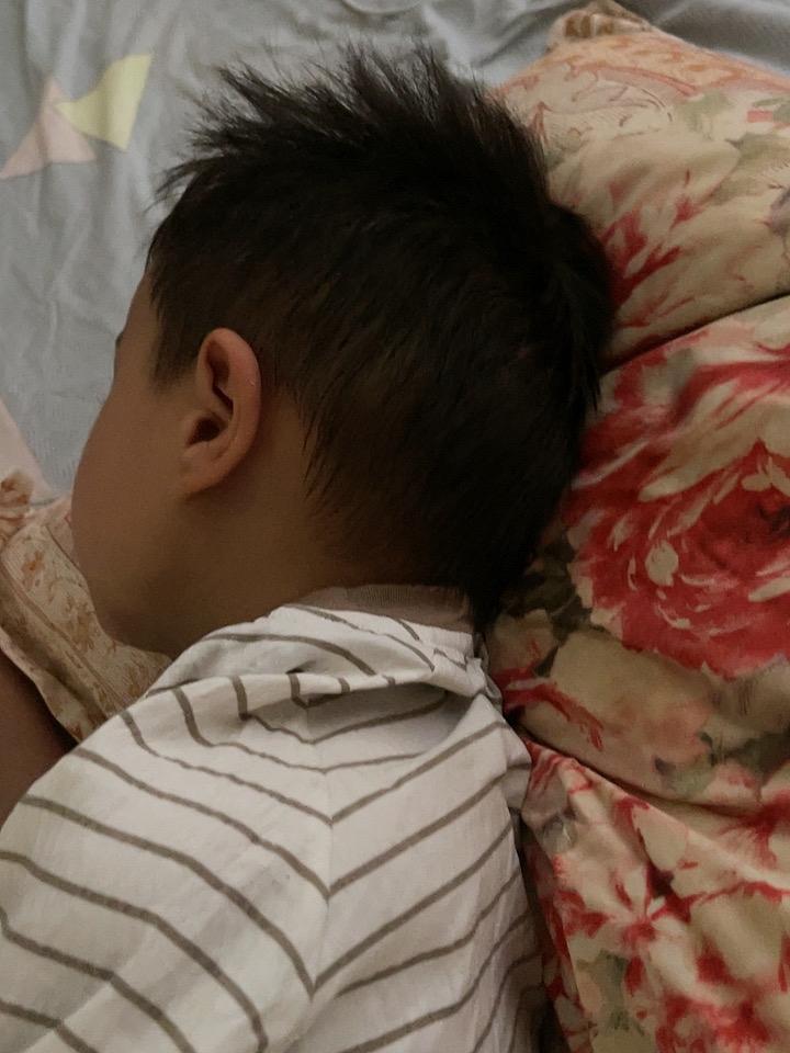 早上天没亮我儿子就醒了，我一看手机还不到四点，想让他再睡会儿的，可是他哼哼唧唧的