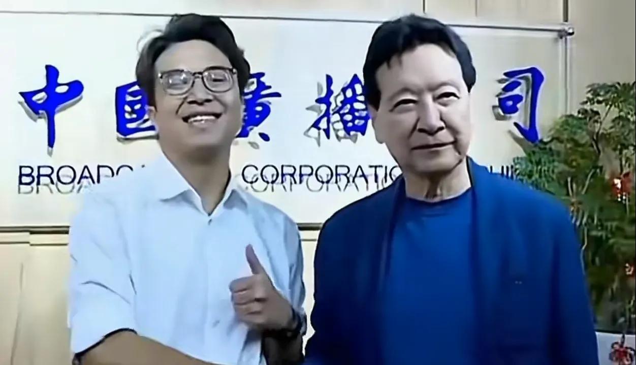 赵少康竟然和顽固台独分子沈伯洋合影！而且两人都表现出得意忘形的姿态，这究竟是为什