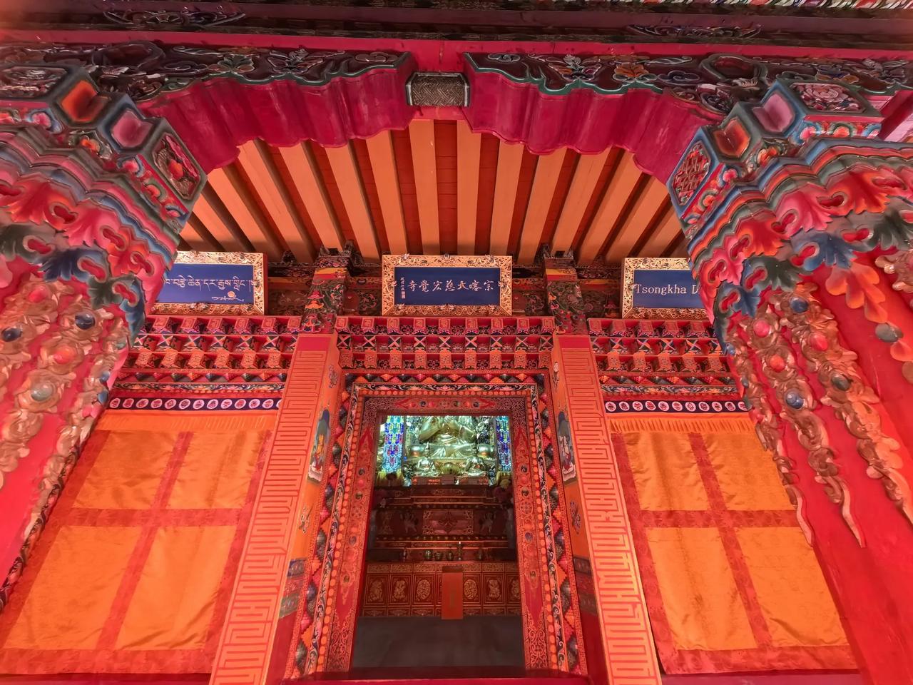 青海西宁市内的三个寺：宏觉寺和金塔寺（二寺斜对面），东关清真寺（距前二寺1.5公