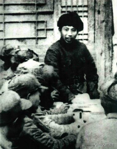 1941年2月,毛泽东同王震谈了屯垦南泥湾的重大意义。王震坚决贯彻这一战略方针。