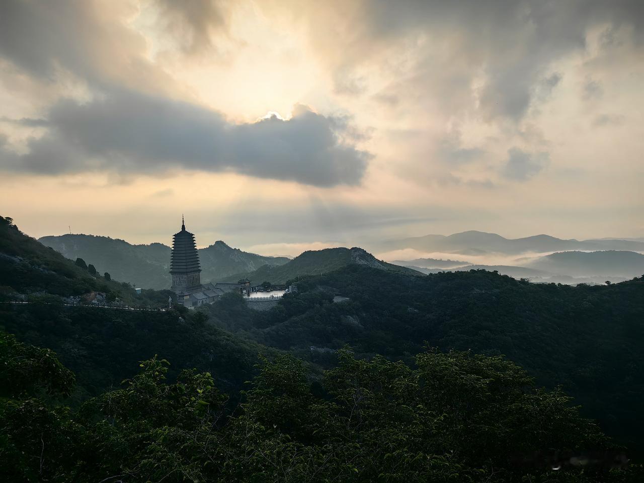 扫黑除恶更应拔掉"保护伞"。
扫黑除恶，铲除的是社会毒瘤，而保护伞，则是给毒瘤输