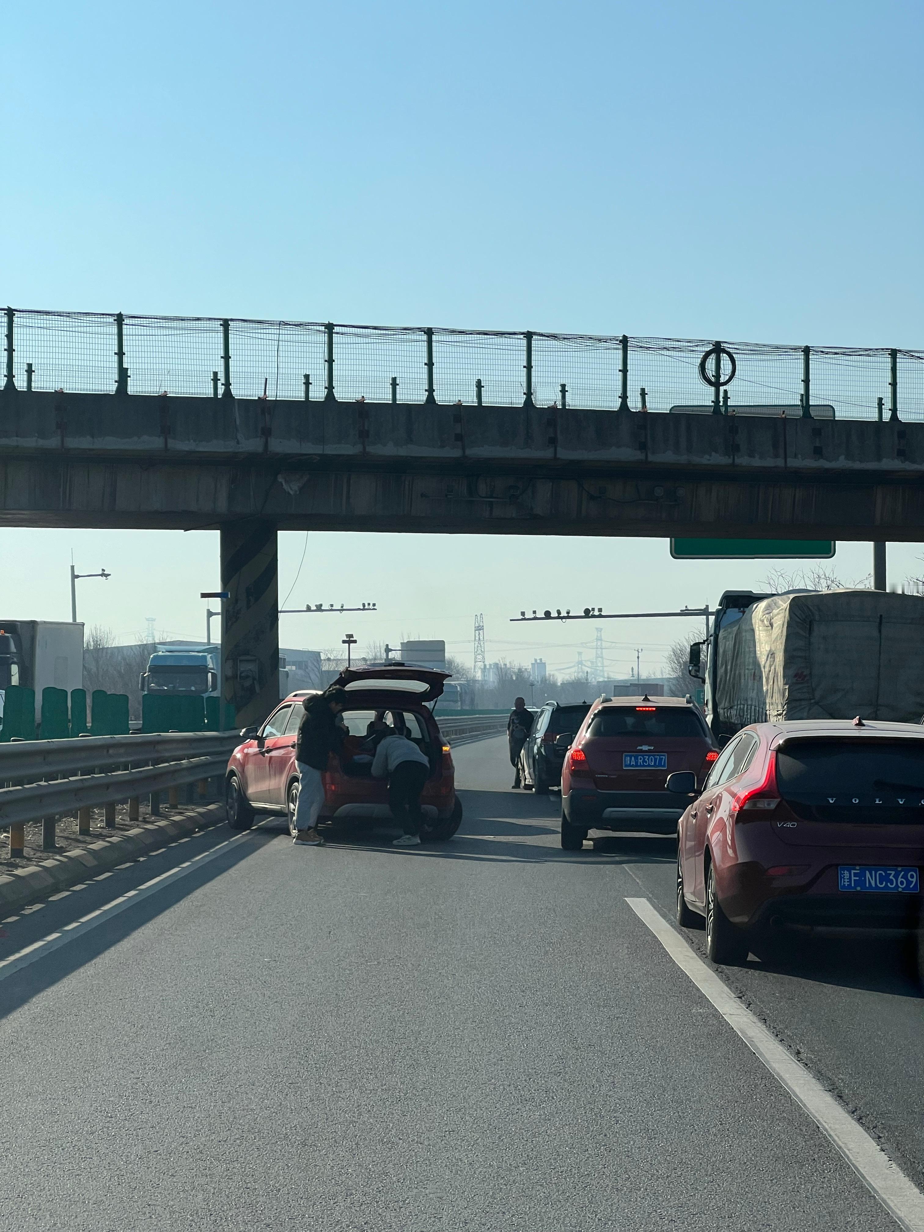 这节假日～  出行要注意安全三车事故，车伤的厉害，人没事 