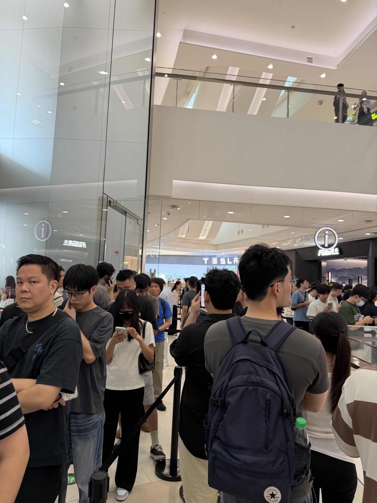 今年iphone18pro max导常火爆，溢价方面，256g内存版本加价650
