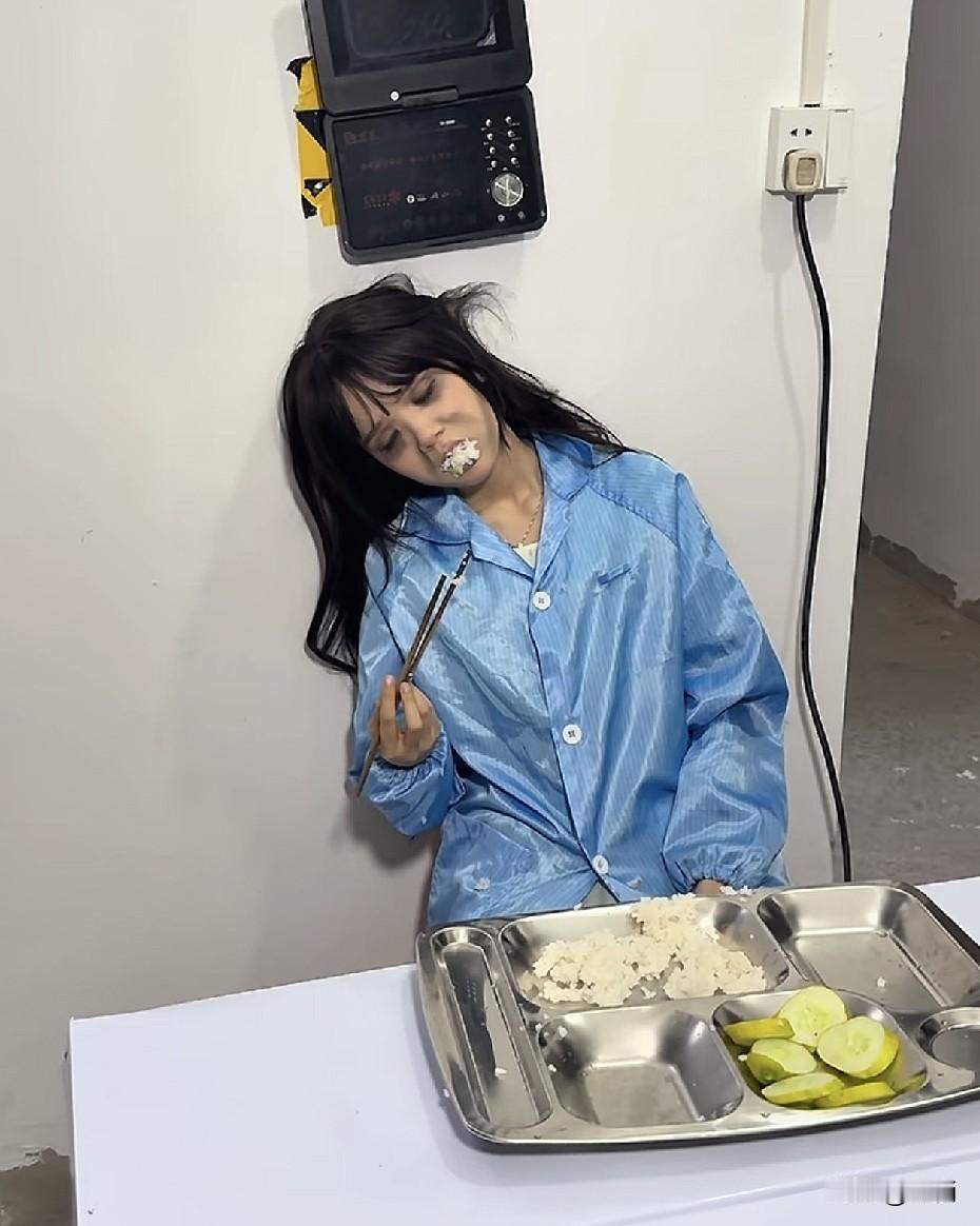 进厂之前是一个漂亮的小妹妹，  进厂之后变成了一个体无完肤的疯子了