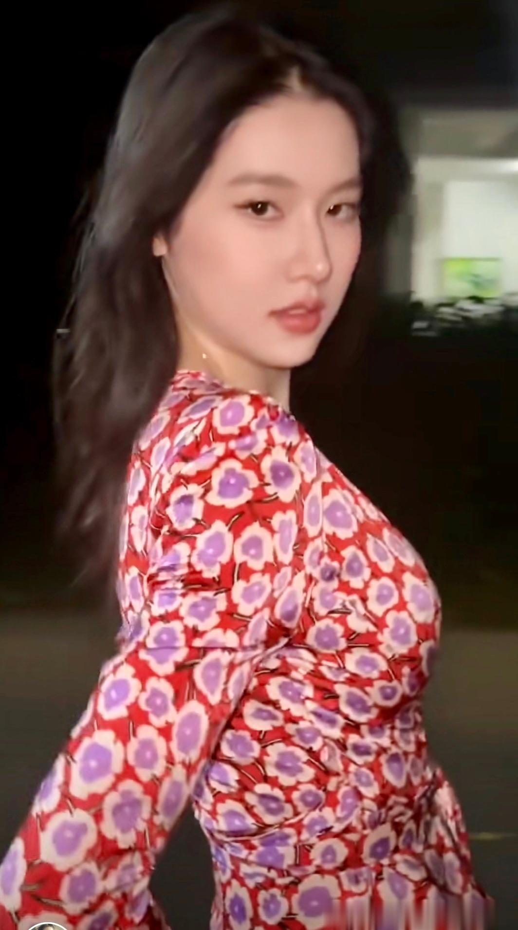 婴儿的微笑静开在庭院每一朵都那么纯真孩子的笑声是钢琴的伴奏在一张白纸上画童心画劫
