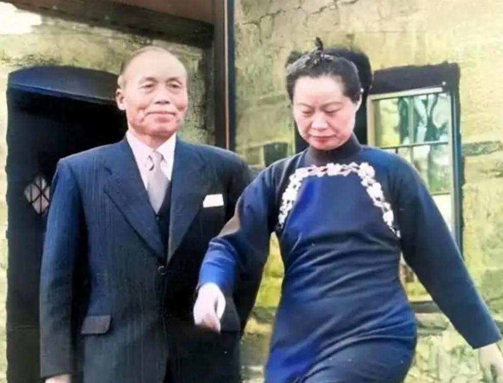 1948年蒋介石赠李宗仁专机，李宗仁看一眼，立刻拉着夫人匆忙撤离。
 
一架崭新