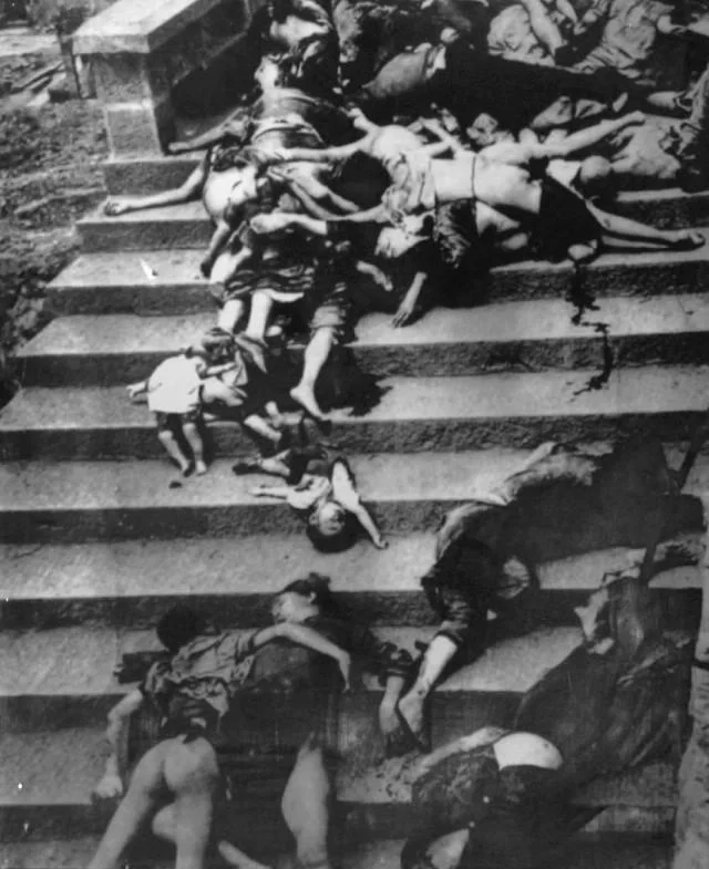 日本侵略者真是地狱来的恶魔。照片上全是被害的同胞。可以看到很多遗体其实...