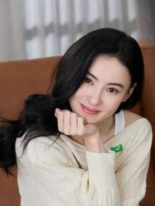 谢霆锋，估计心里有事了。

自己3个孩子的妈妈张柏芝，今日出庭，遭前经纪人控告违