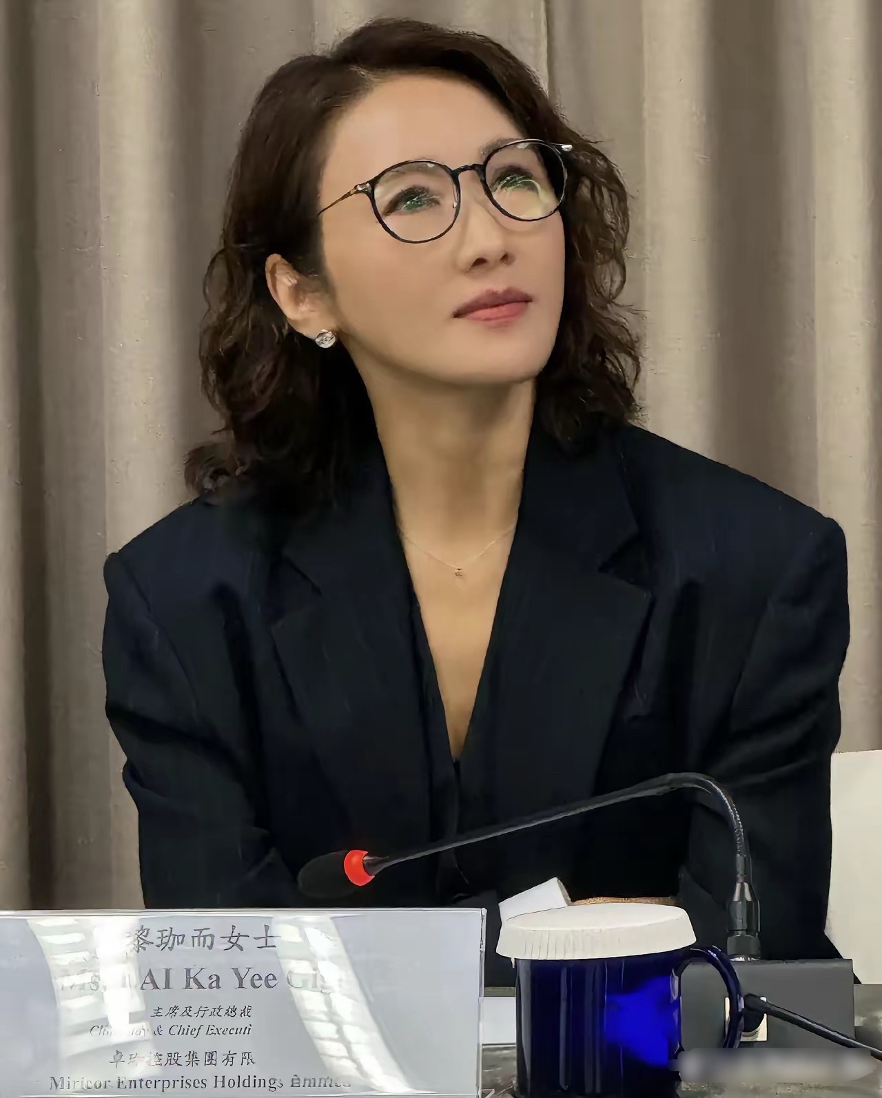 54岁黎姿参加公司董事会议，她的名牌上写着原名“黎珈而”，皮肤挺紧致，但脸变得不