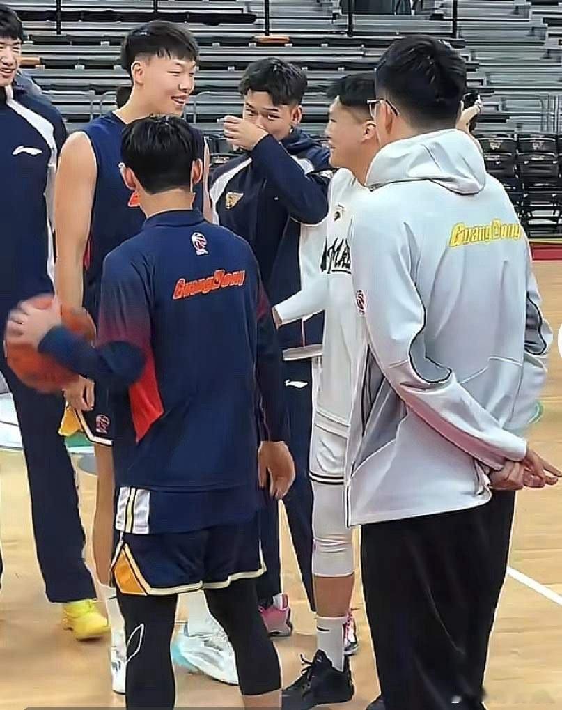 黄荣奇回归被亲朋好友围堵，曾繁日很难享受如此待遇，现场的女网红几乎泛滥成灾任由网