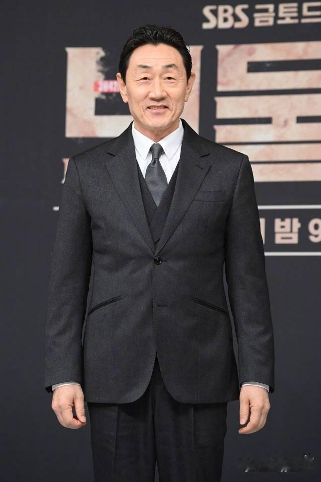 许峻豪 将出演MBC新剧心灵医生 ，合作 姜河那金慧埈 ，明年播出。许峻豪饰演镇