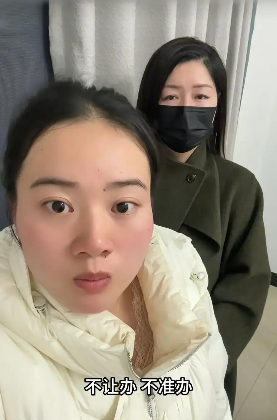 直播到一半，她突然关掉了十级美颜。
屏幕里的脸瞬间真实起来——毛孔、暗沉、双下巴