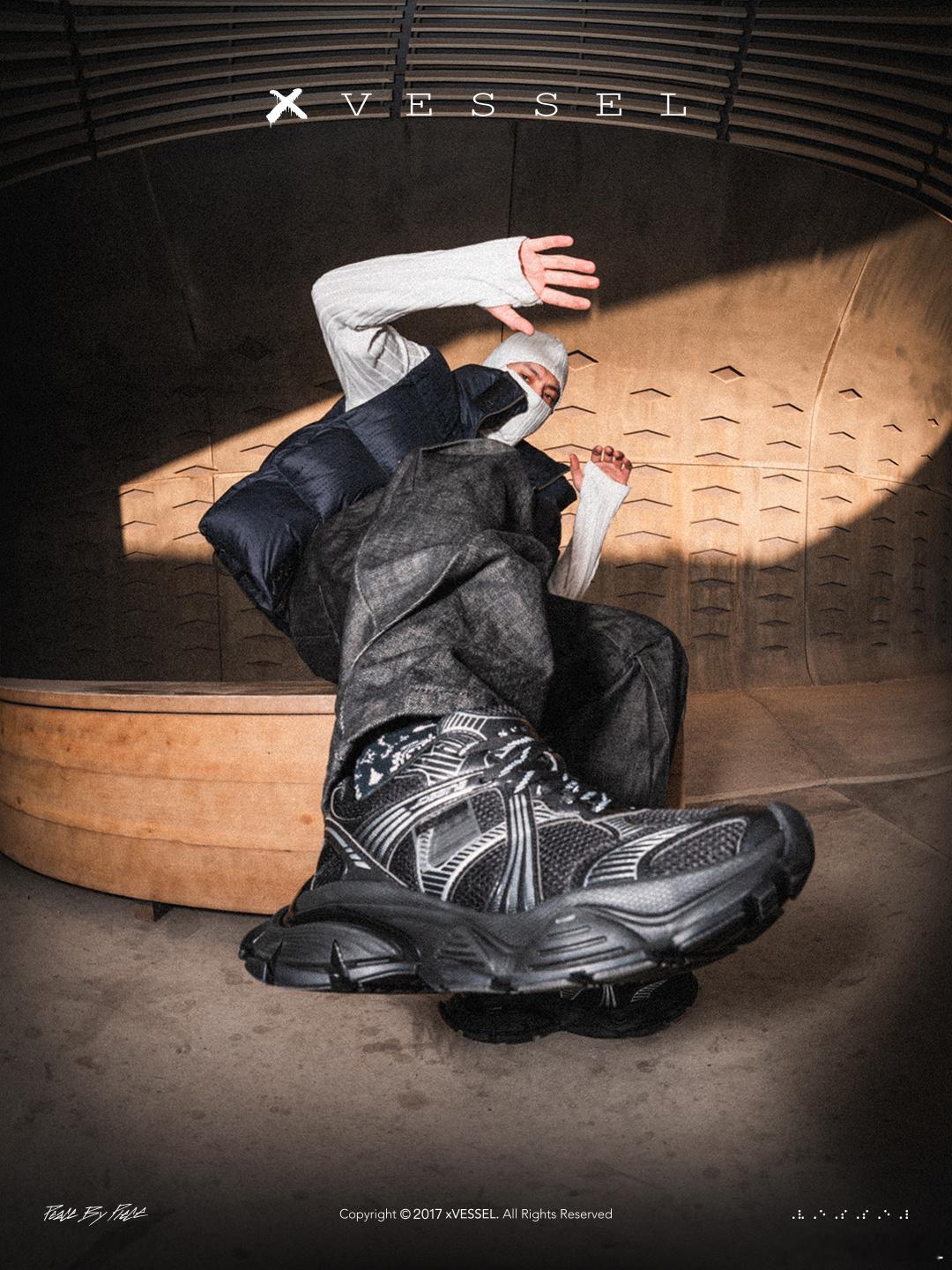 xVESSEL「涟漪」黑银配色这抹色泽是深邃的法则，将夜的浓度与冷感融合它不追逐