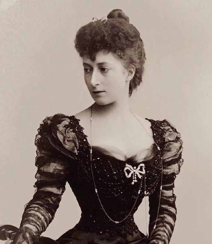 介绍一枚经典设计的蝴蝶结胸针，它属于挪威二公主阿斯特里（国王二姐）

最开始是她