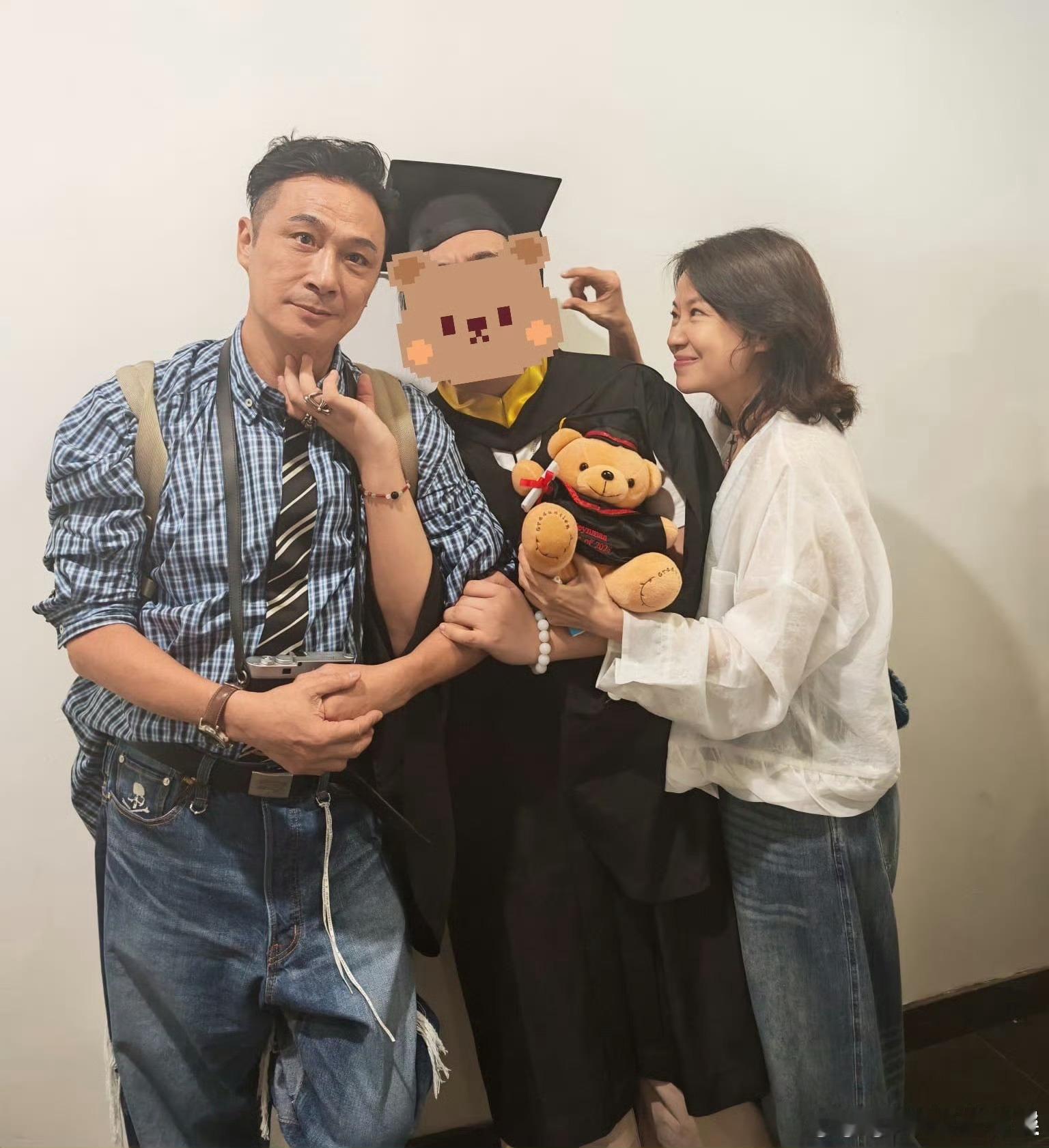 费曼晒高中毕业照费曼自曝被同学霸凌 费曼晒高中毕业照，吴镇宇夫妇现身儿子毕业典礼