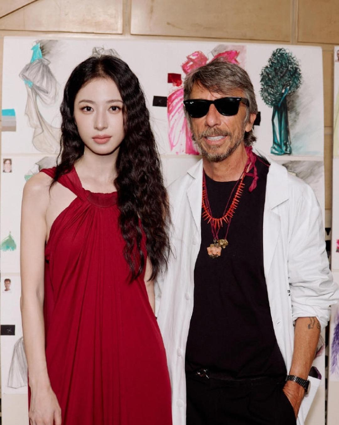杨超越竟然没有出席巴黎世家高定大秀，确实有点意外。毕竟她一直算是内娱巴黎世家待遇