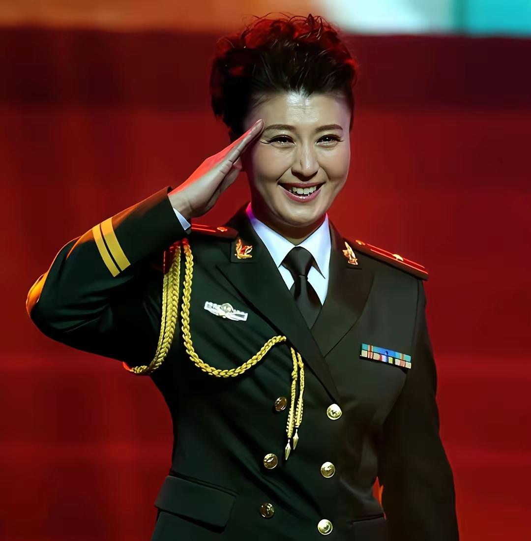 闫学晶一个二人转演员，到底凭啥就能进海政文工团、拿到正师级待遇呢？
 
去搜索一