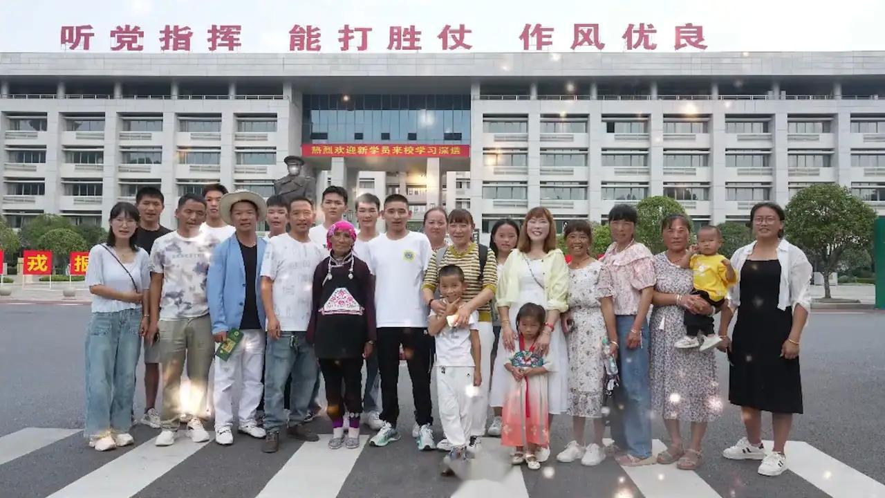 #全家22人从云南送小伙到国防科大报到#这张四世同堂的照片好赞，这张照片的背景更